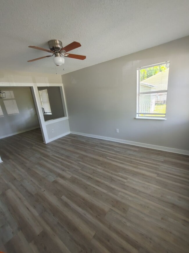 Building Photo - Cozy 2/1 Must See!!