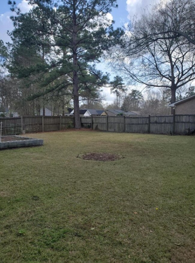 Building Photo - 3 BR/ 1 BA Ranch Style Home in Summerville!