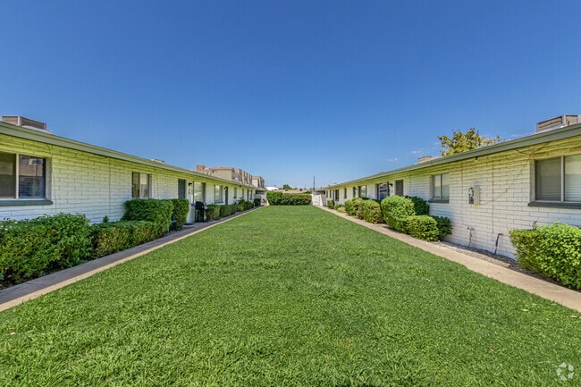 Building Photo - Rossmore Apartments