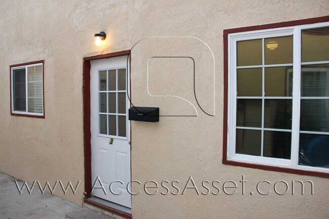 Building Photo - 137 E Peck St