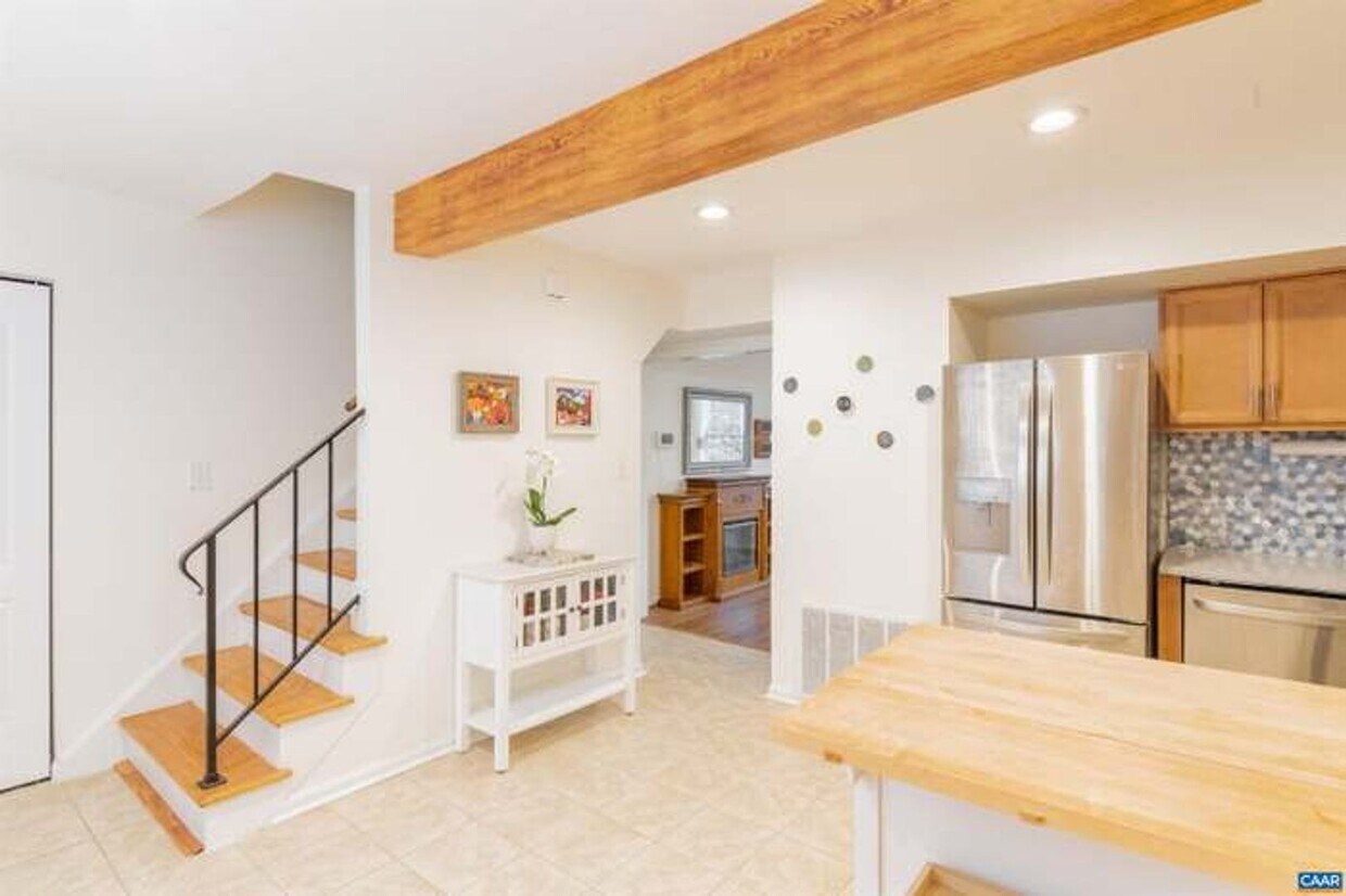 Foto principal - 3BR End-Unit Townhome with Outdoor Oasis –...