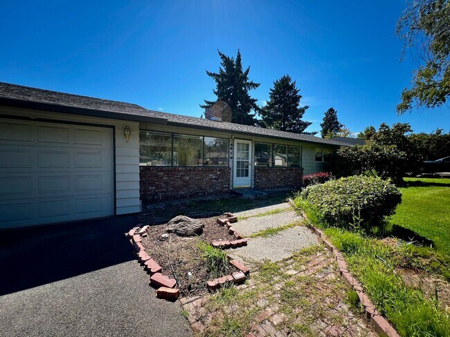 Foto del edificio - Non-Refundable & Security Deposit Total: $...