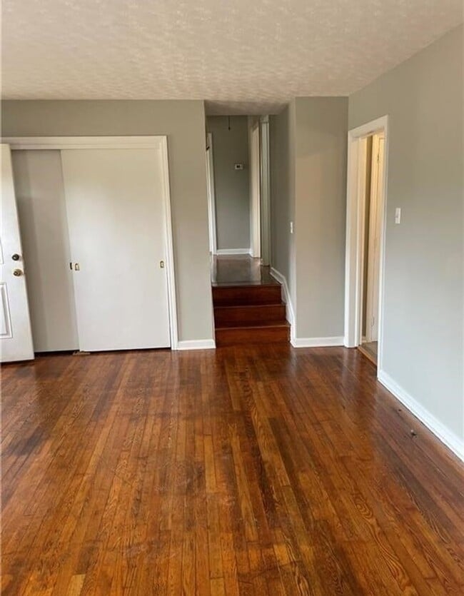 Building Photo - 2775 Woodvale Dr