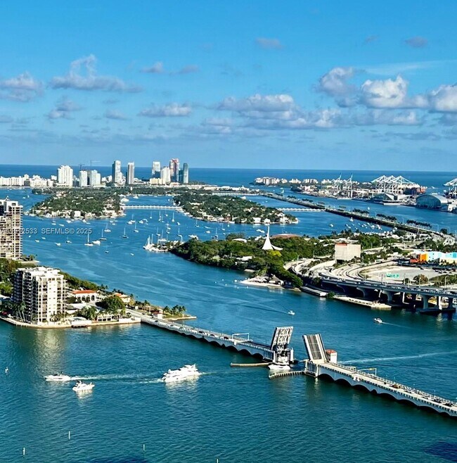 Foto del edificio - 488 NE 18th St