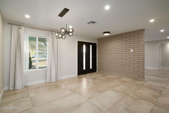 Building Photo - 2439 E Lincoln Cir