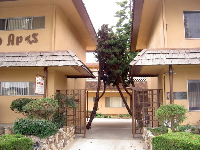 Acceso principal - 3828 W 182nd St