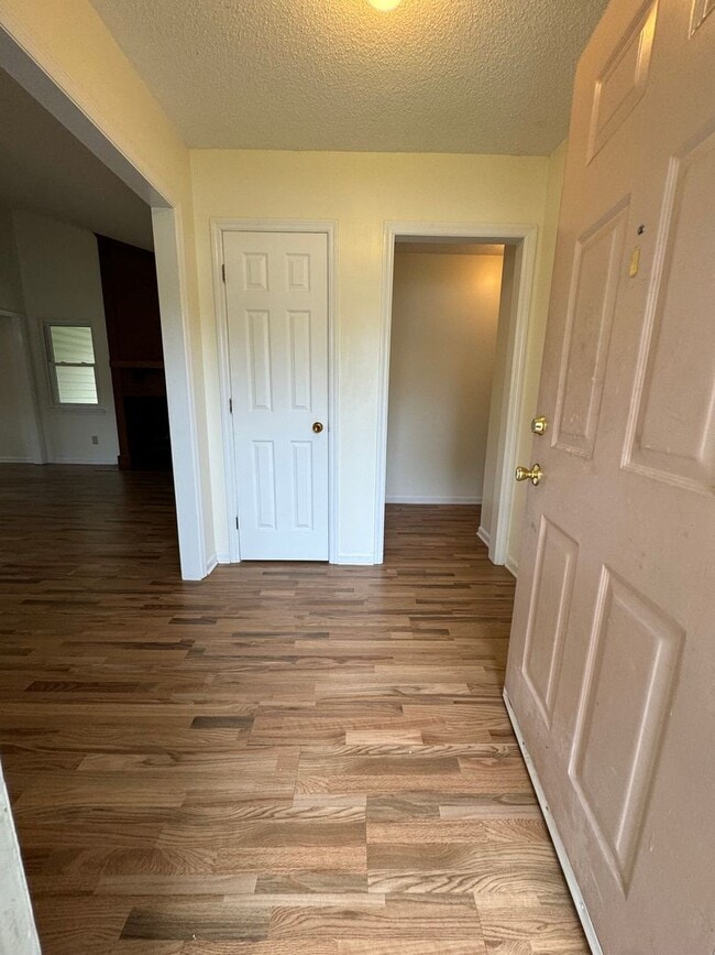 Building Photo - Snuggle Up on Sitton