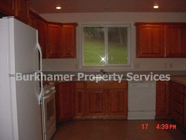 Building Photo - 535 N River St