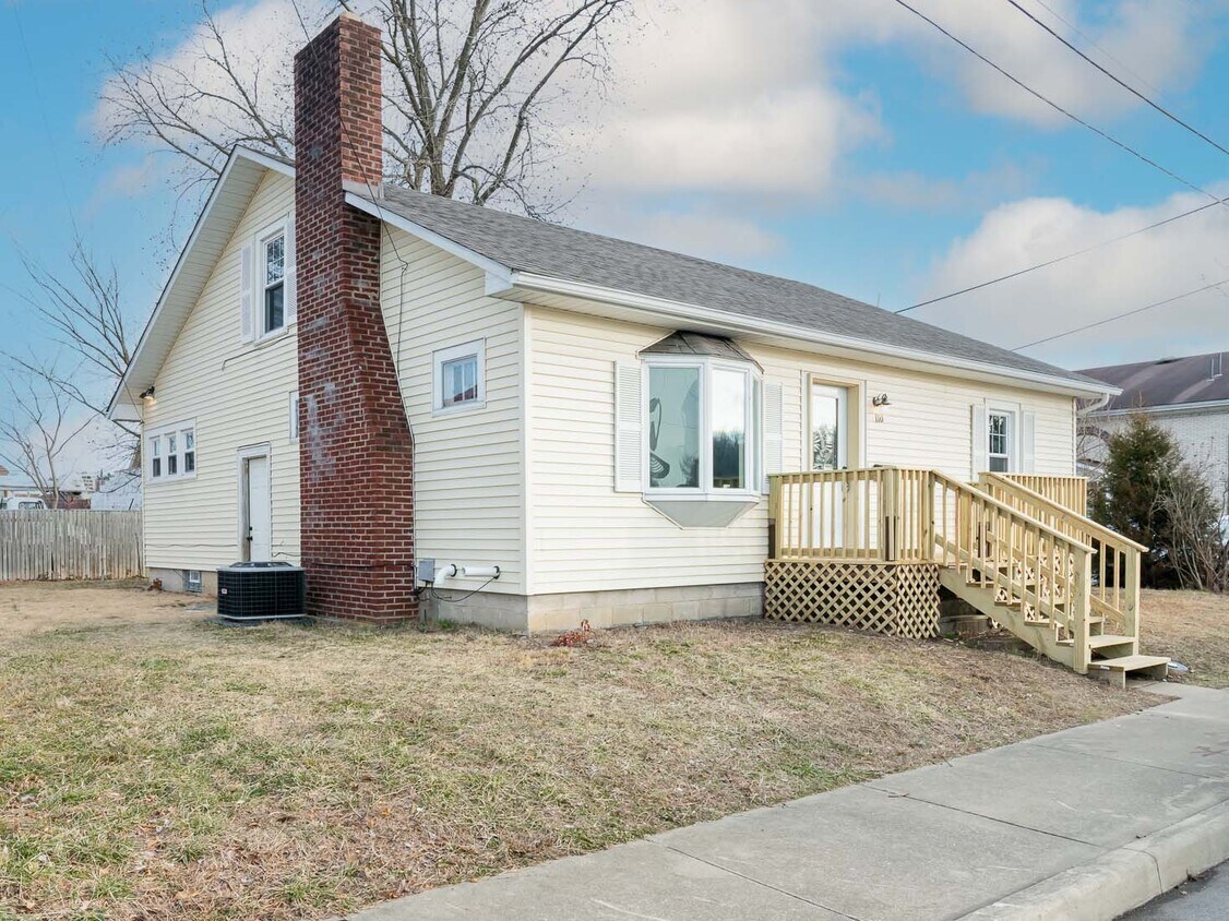 Primary Photo - 110 W Poplar St