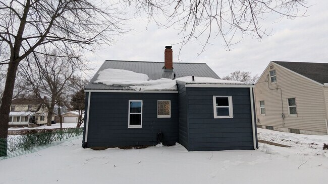 Foto del edificio - Newly renovated 3-bedroom, 1-bathroom home located in the vibrant city of Akron