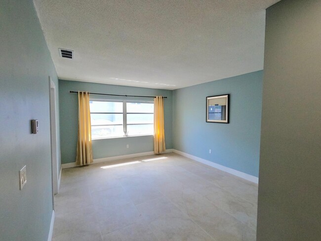 Building Photo - 382 E Royal Palm Rd