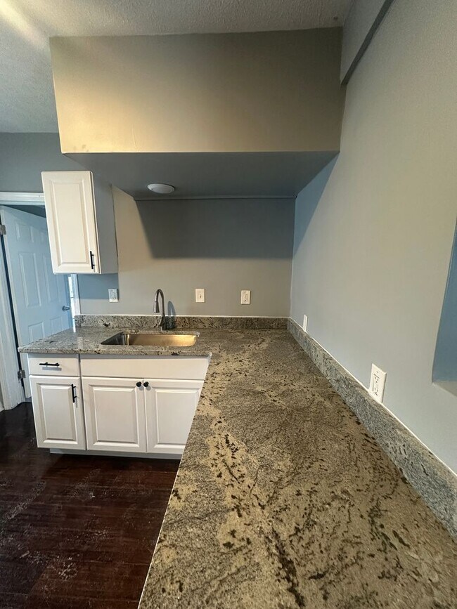 Building Photo - 254 Bowmanville St