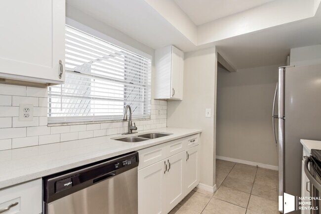 Foto del edificio - 248 Lake Thomas Dr