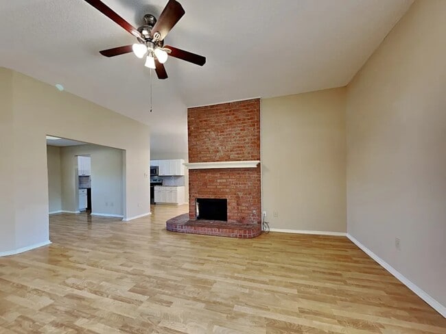 Foto del edificio - 922 Teakwood Ln