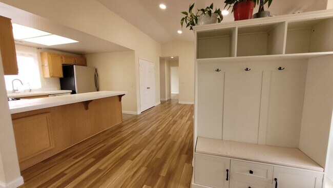 Building Photo - Desirable Upper Unit with  two car garage
