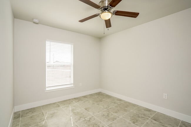 Building Photo - 411 Rosebank Ranch