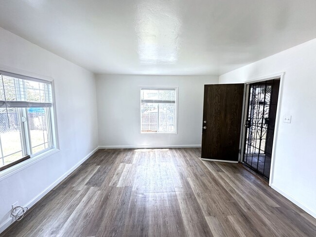 Building Photo - 1503