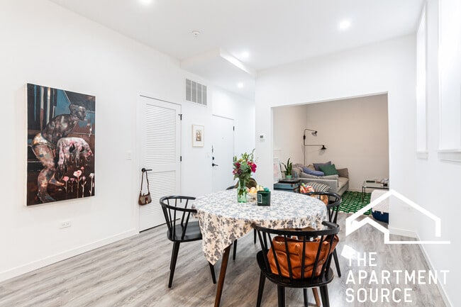 Foto del edificio - 2743 W Division St