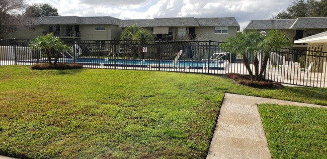 Cozy 2nd floor condo by Lake Underhill - Cozy 2nd floor condo by Lake Underhill