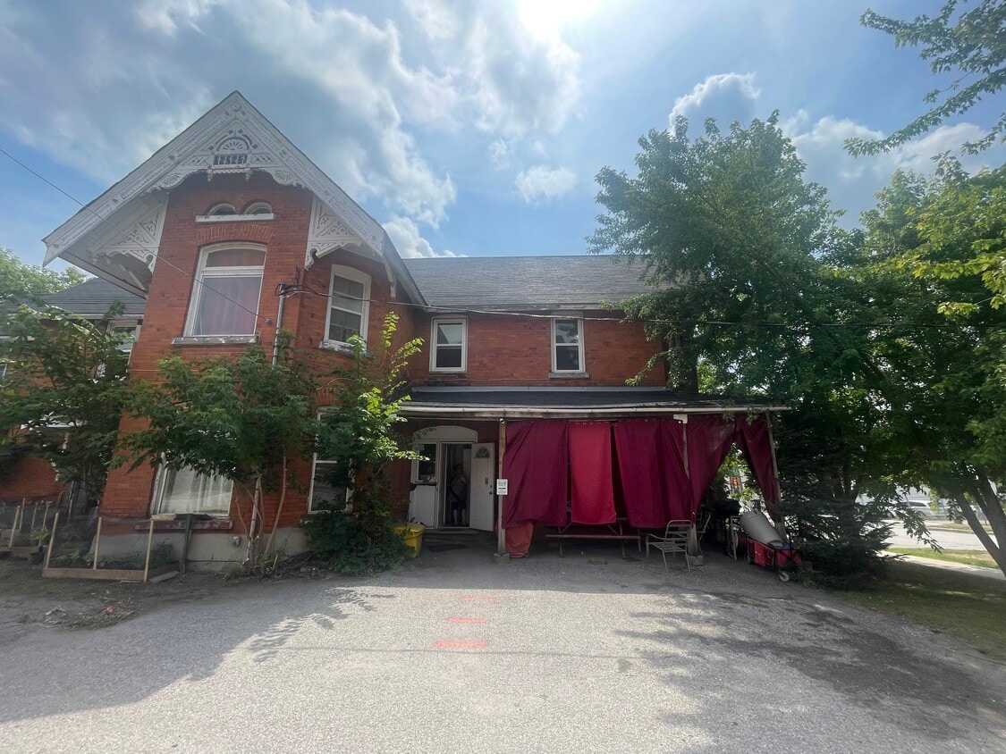 Primary Photo - 54 Peter St S