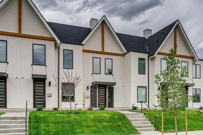 Building Photo - Amenity - Packed 3 Bedroom Townhome for Rent