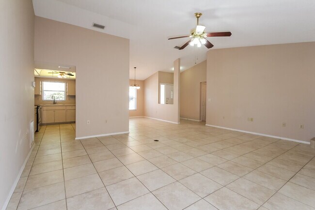 Foto del edificio - 5556 Colonial Oaks Blvd