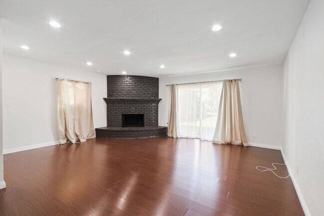 Foto del edificio - Spacious 3 Bedroom 2 Bath Available Now!