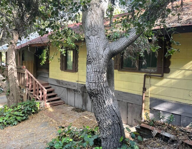 Building Photo - 825 N Beverly Glen Blvd