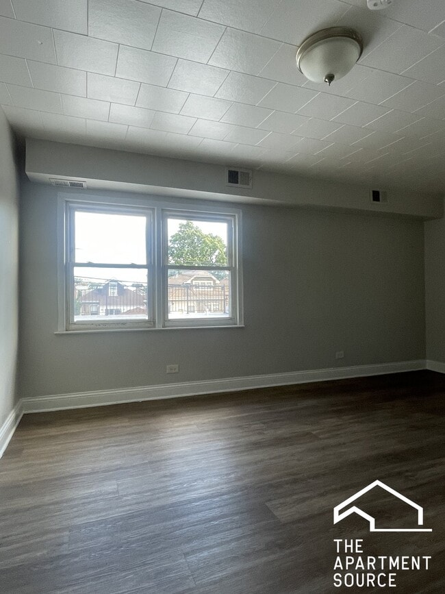 Building Photo - 5221 W Belmont Ave