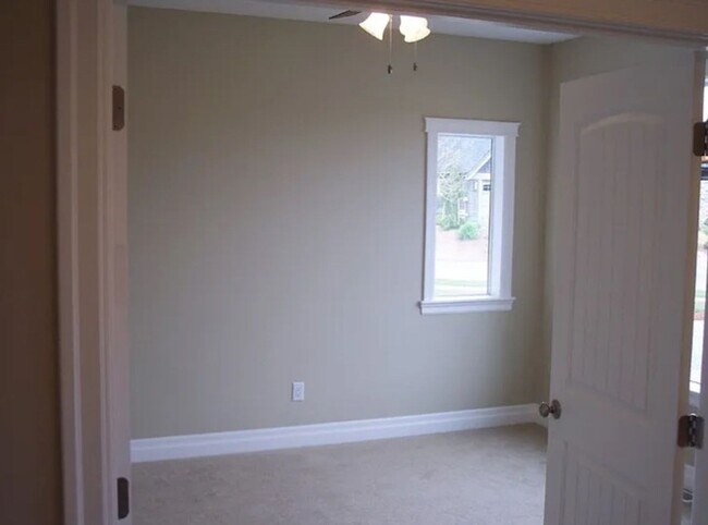 Building Photo - Beautiful 3 Bedroom in Private Community!