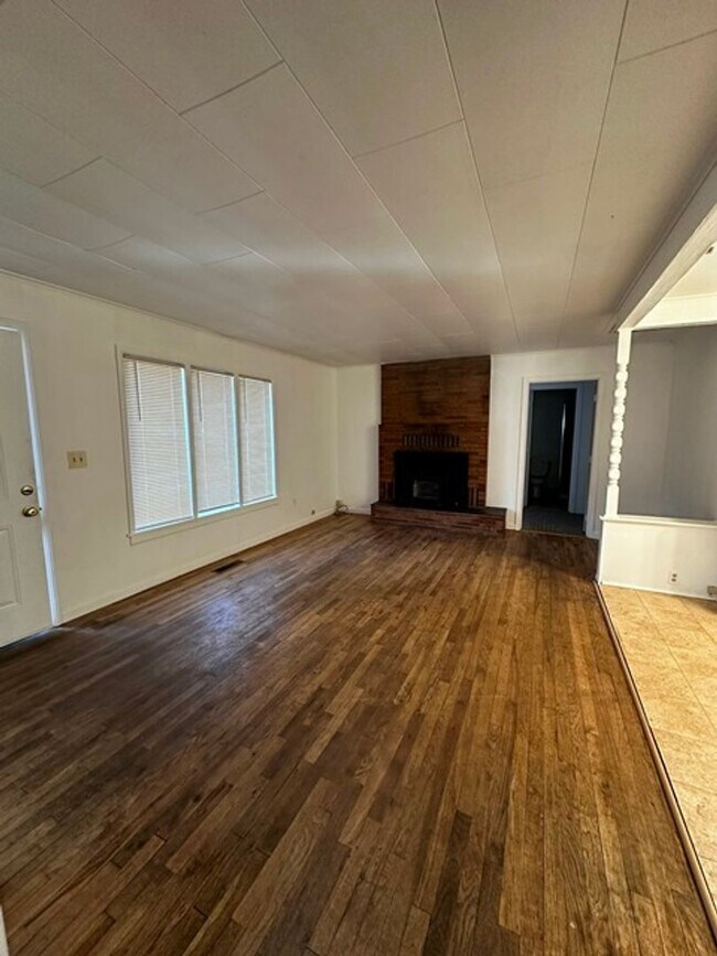 Building Photo - Cute home in the Suburbs