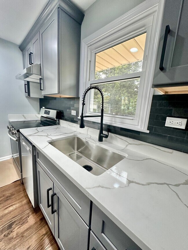 Foto del edificio - 8129 W Courtland Ave