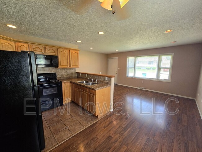 Building Photo - 1405 Robin Rd