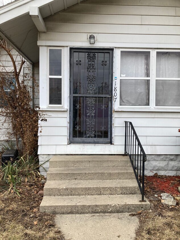 Foto principal - Roomy 2 bedroom with garage