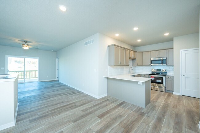 Foto del edificio - Spacious home in a desirable neighborhood