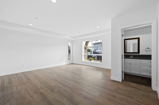 Building Photo - 2111 S Ridgeley Dr
