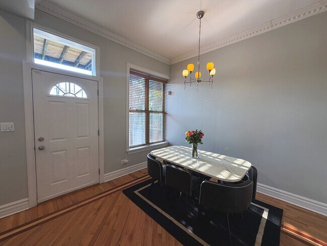Foto del edificio - 4852 S Prairie Ave