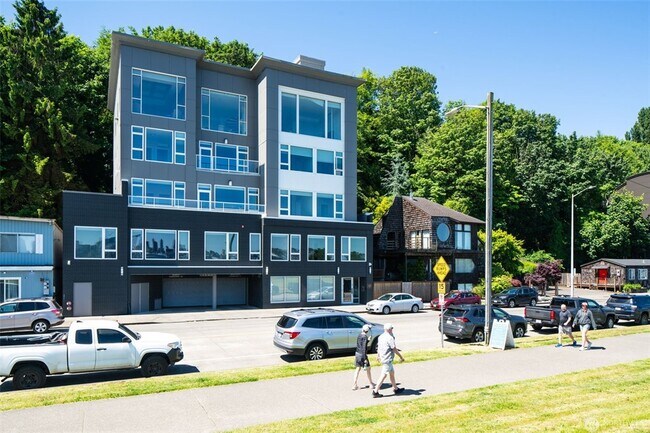 Building Photo - 1709 Harbor Ave SW