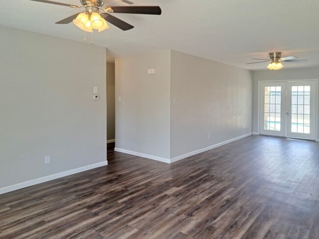 Foto del edificio - Spacious 3 bedroom 2 bath home w/ swimming...