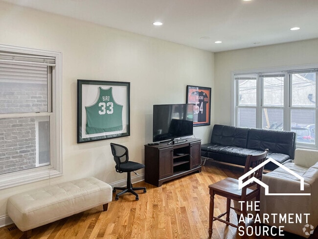 Building Photo - 2334 N Greenview Ave
