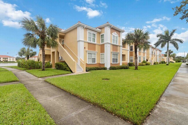 Building Photo - 3/2 unit with beautiful water view availab...