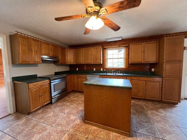 Building Photo - Spacious Log Cabin with Bonus Room. Countr...