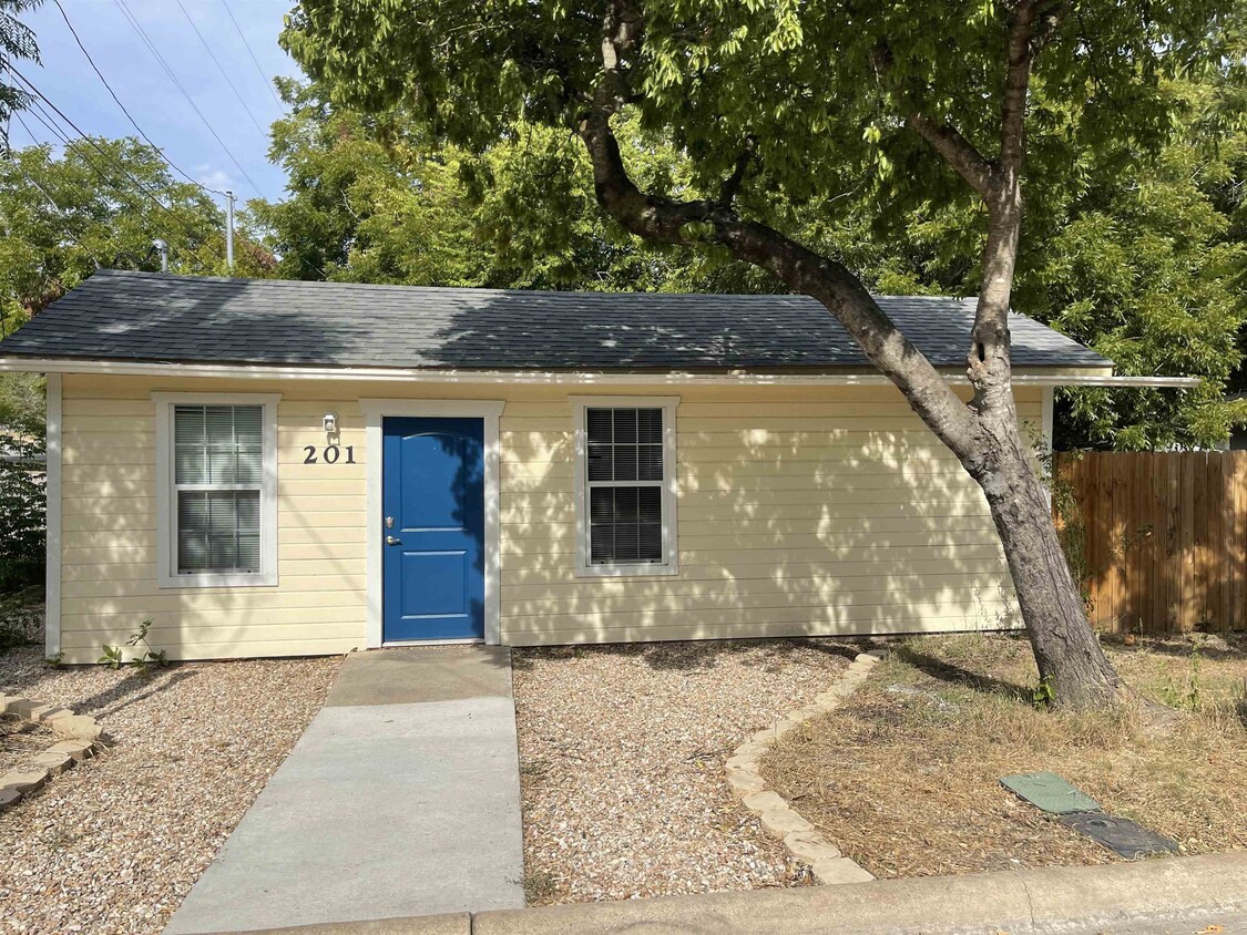Primary Photo - 201 S Rhomberg St