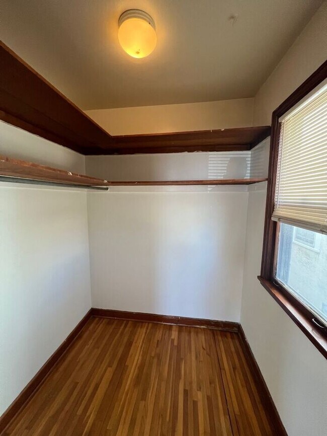 Building Photo - Bright Main Floor Studio on Grand Avenue, ...