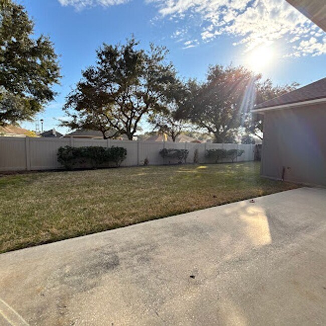 Foto del edificio - Spacious 3-Bed, 2-Bath Home. Patio. Amenities. Located just minutes from St Johns Town Center and...