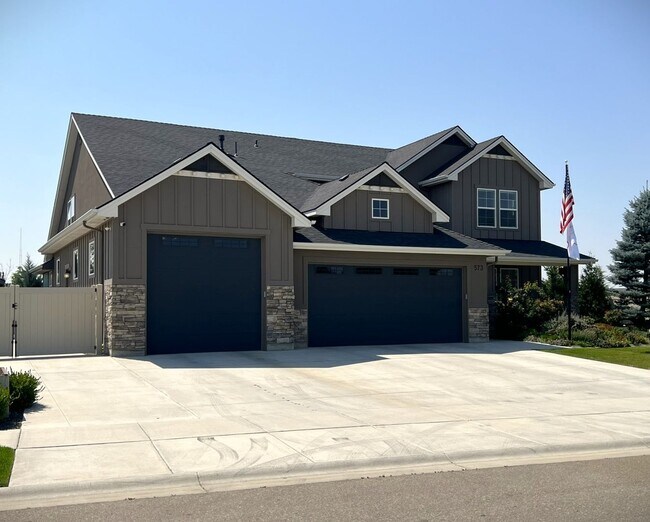 Building Photo - Beautiful custom built home with 4 bed 3.5...