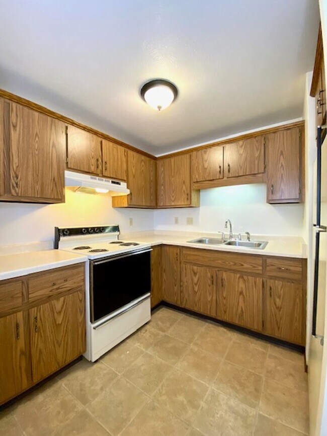 Foto del edificio - Cozy 1 Bedroom 1 Bath Lower Apartment W/Garage & Coin-Op Laundry!