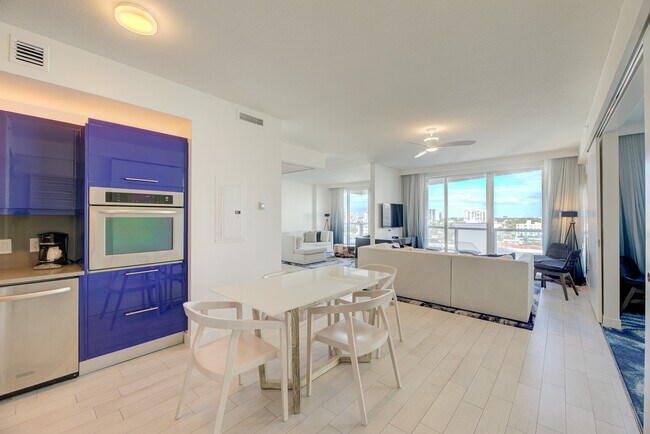 Building Photo - 3101 Bayshore Dr