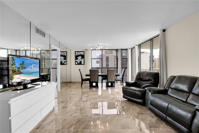 Foto del edificio - 3701 N Country Club Dr