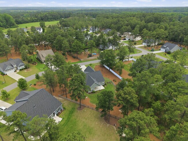 Foto del edificio - 511 Pondpine Ln